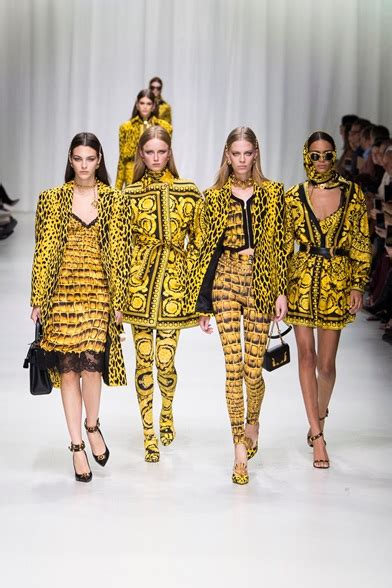 versace sfondi bianco e oro|Nuova collezione di vestiti da donna di Versace su FARFETCH.